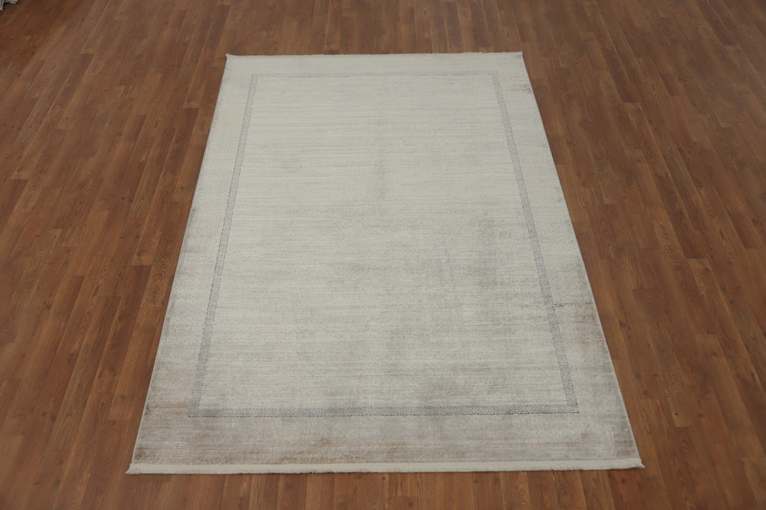 Elegant Minimalist Rug with Subtle Border Patterns 5x7