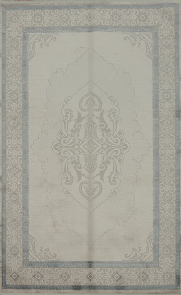 Sophisticated Rug Featuring Traditional Design Elements