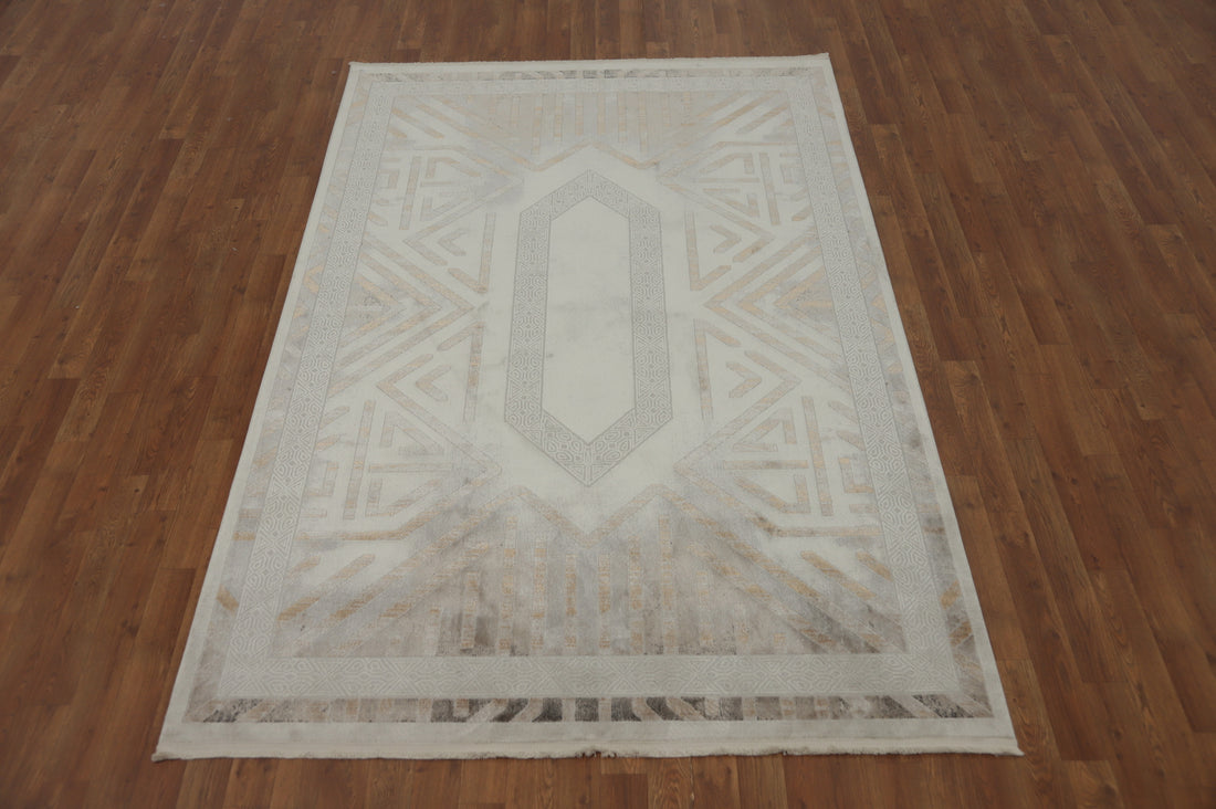 Elegant Geometric Patterned Rug 5x8 in Neutral Tones
