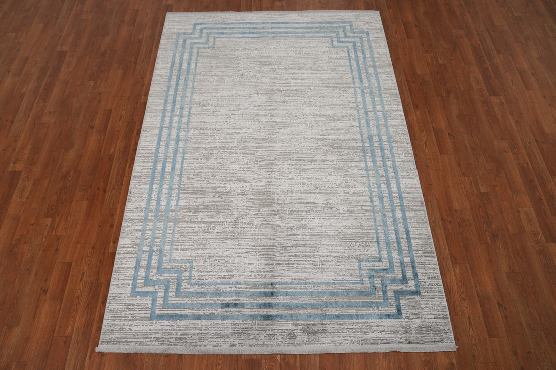 Stylish Geometric Rug with Blue Border Accent 5x7