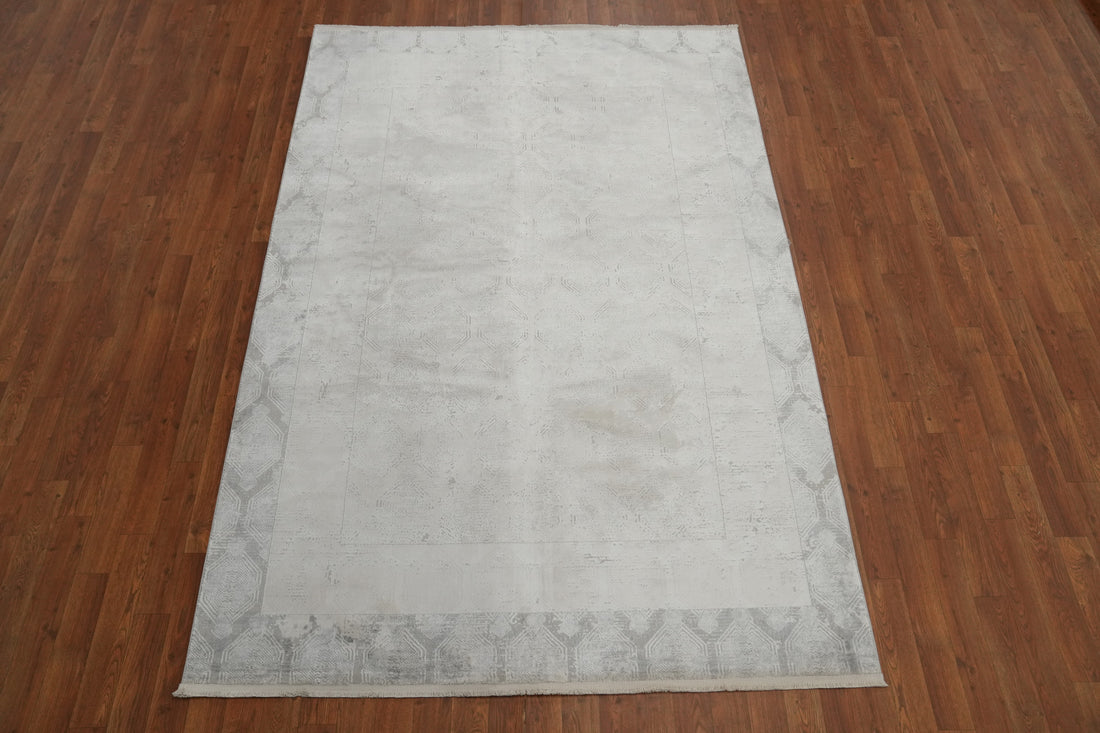Sophisticated Light Distressed Look Geometric Rug 5x7