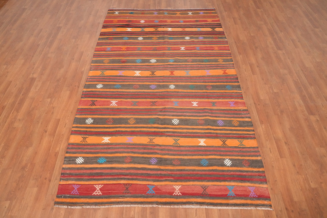 Handcrafted Geometric Patterns in a Timeless Kilim Area Rug 5x9